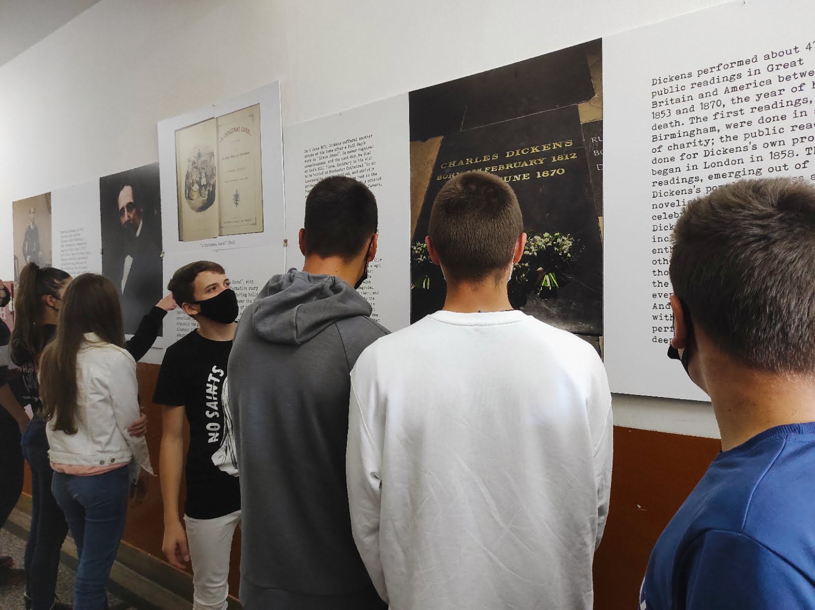 Изложба о Чарлсу Дикенсу у Основној школи „Ђура Јакшић”bla